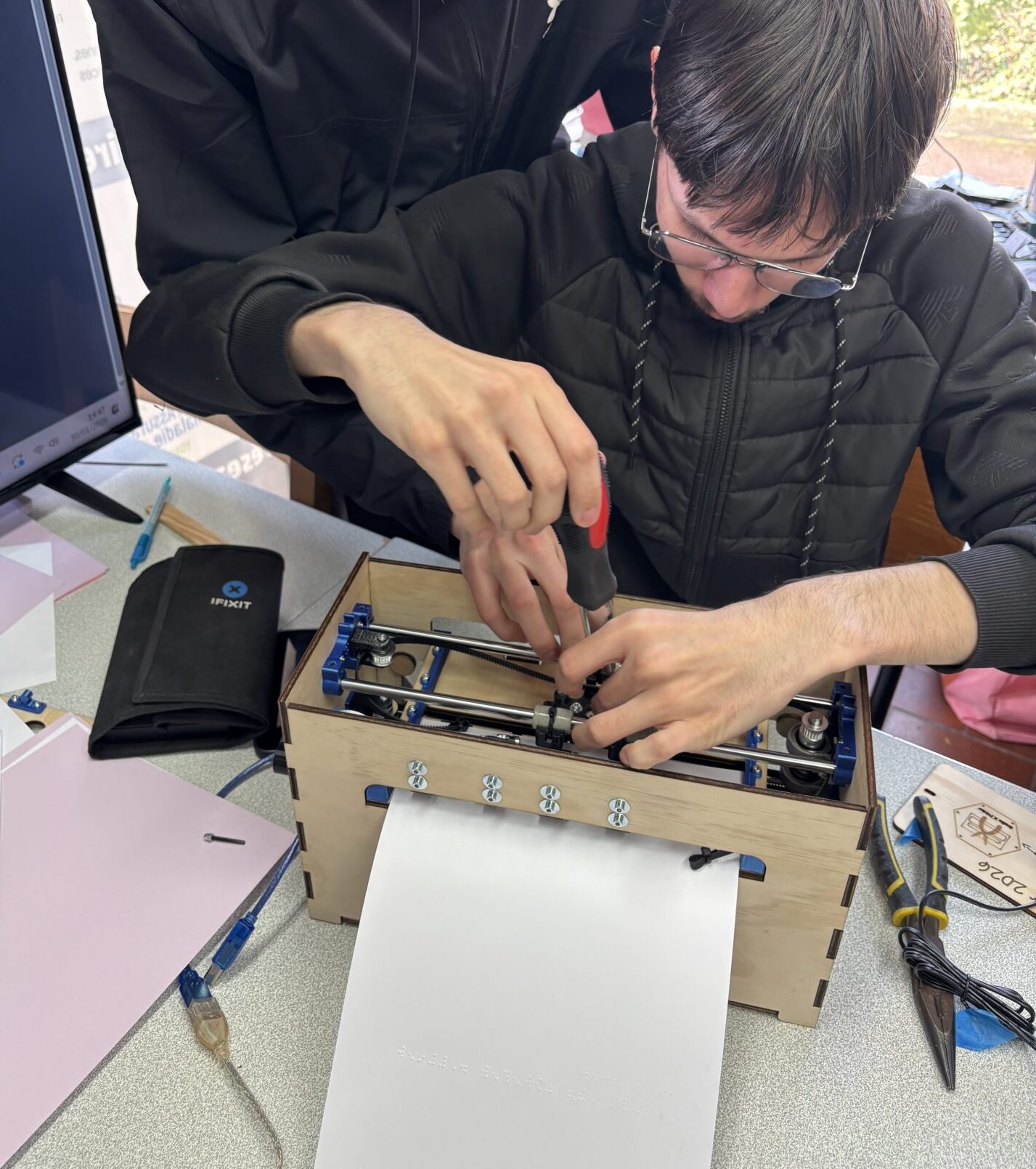 jeunes milo sens au fablab de paron embosseuse braille